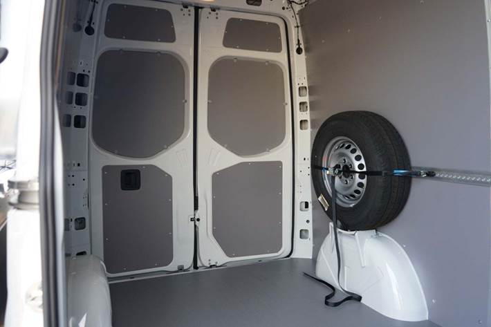 Hvid Mercedes eSprinter 312 fra 2022 set udefra