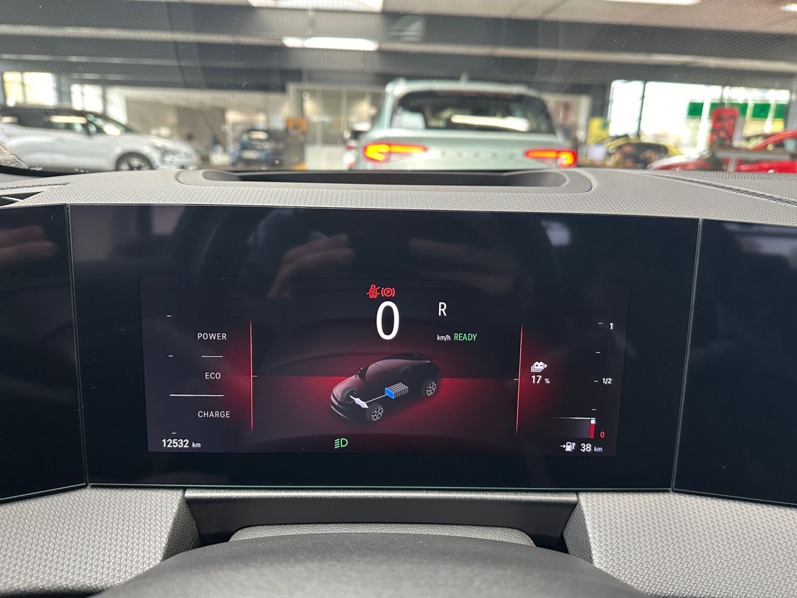 Grå Opel Astra-e fra 2024