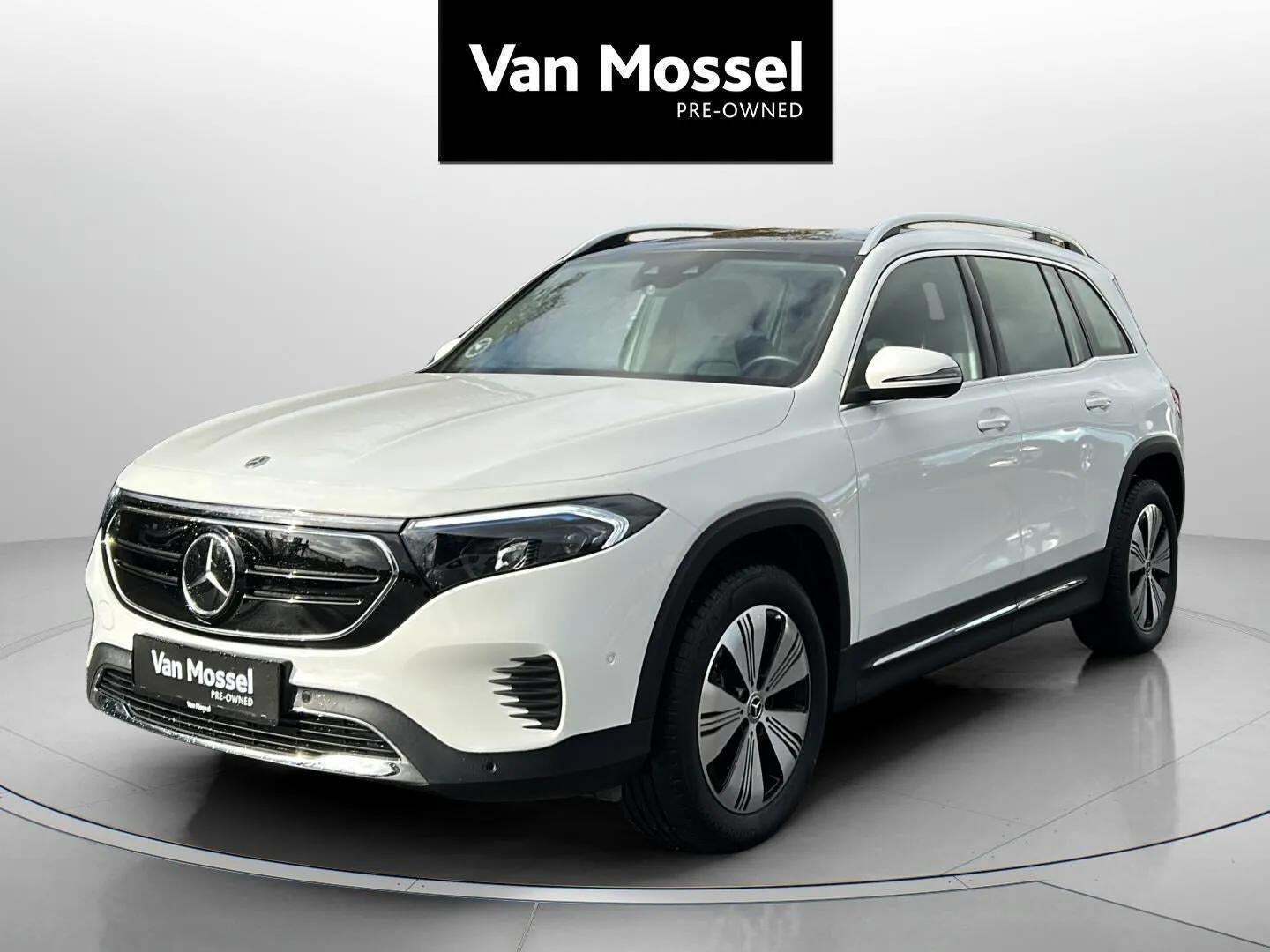 Hvid Mercedes EQB250+ fra 2024 set udefra