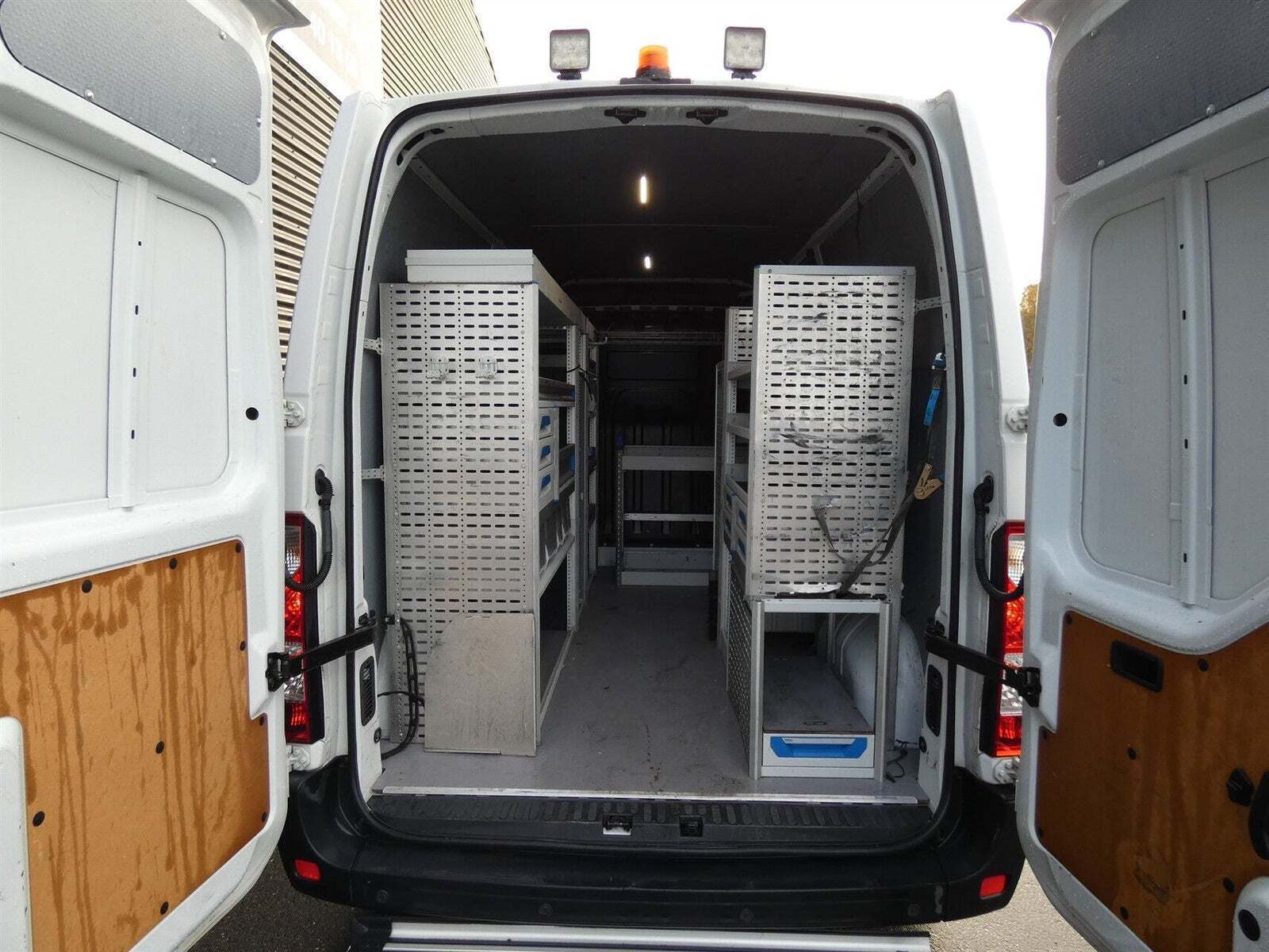 Renault Master III T35 2,3 dCi 145 L2H2 Kassevogn