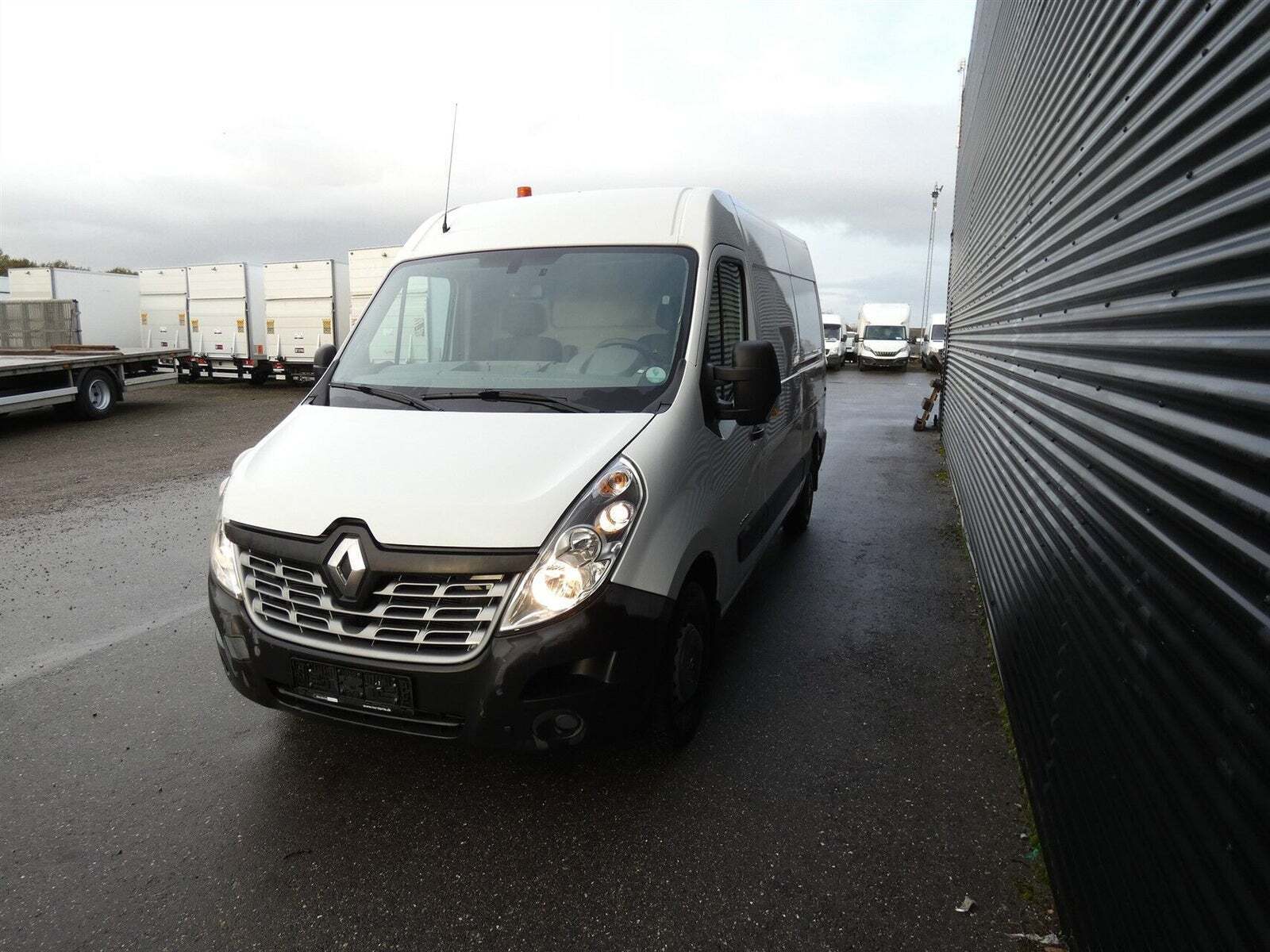 Renault Master III T35 2,3 dCi 145 L2H2 Kassevogn