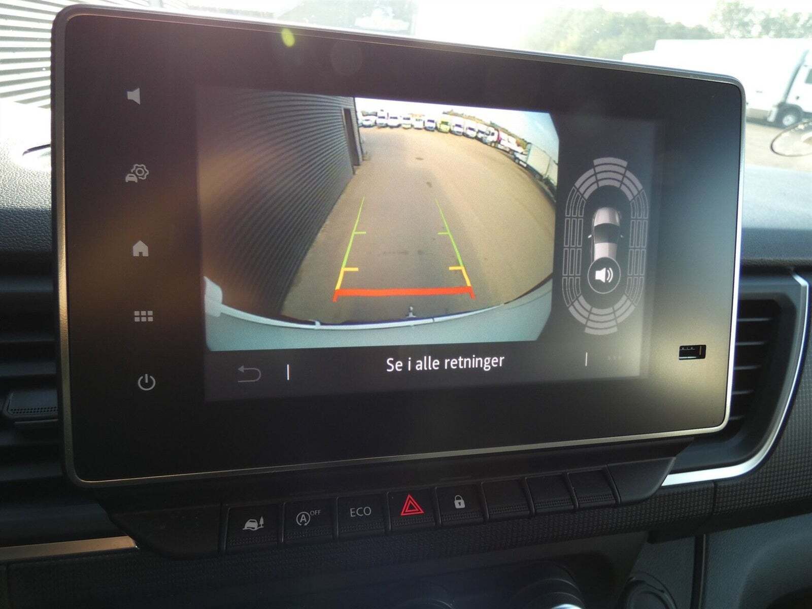 Hvid Nissan Primastar fra 2024