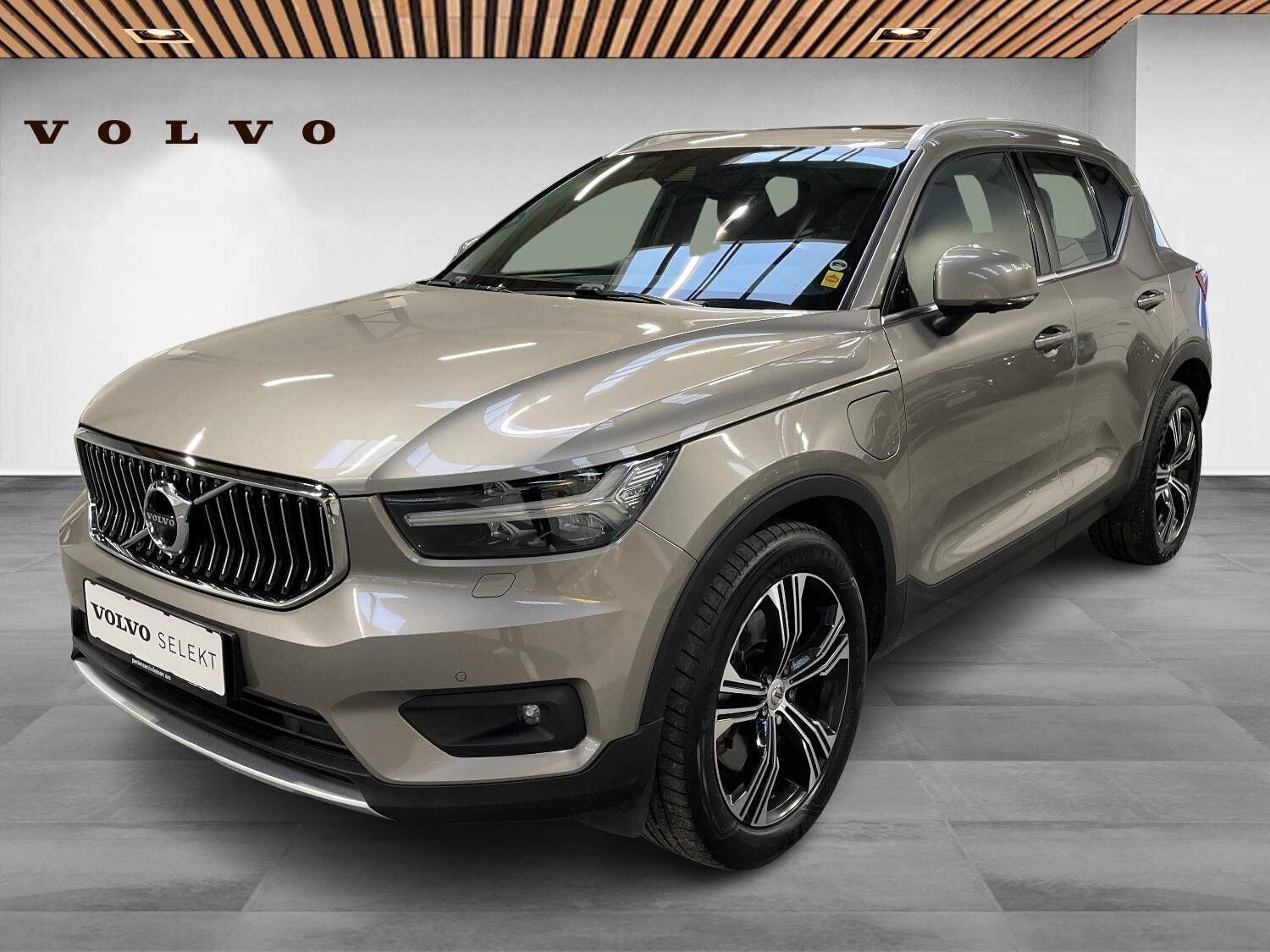 Grå Volvo XC40 fra 2021 set udefra