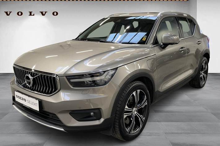 Grå Volvo XC40 fra 2021 set udefra