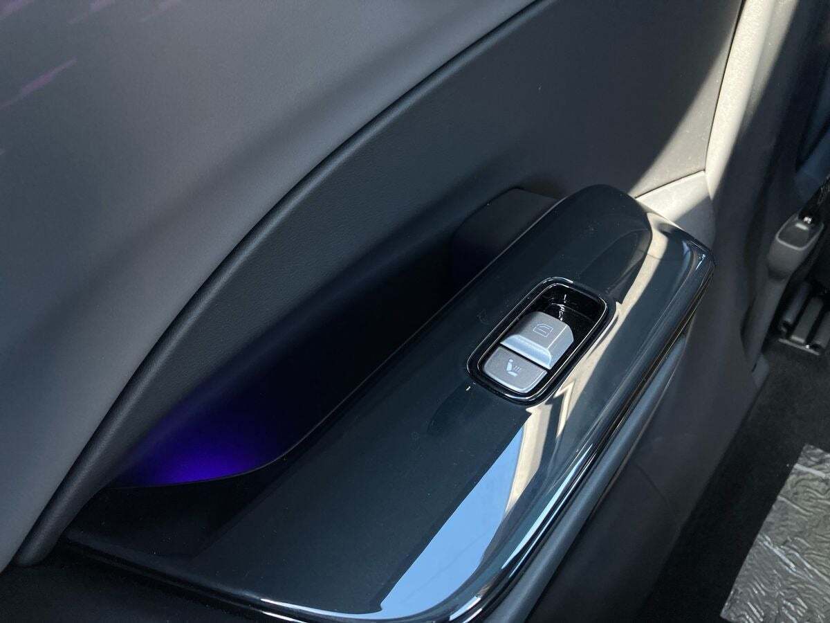 Sort Hongqi EH7 fra 2025