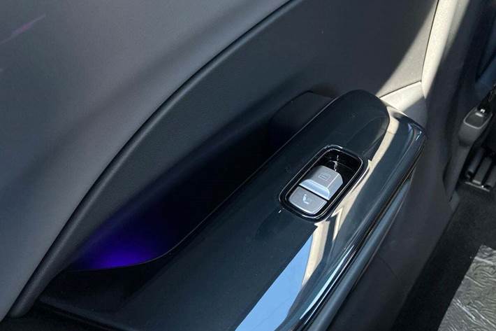 Sort Hongqi EH7 fra 2025