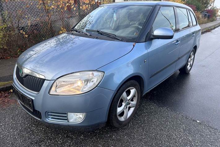 Grøn Skoda Fabia fra 2010 set udefra