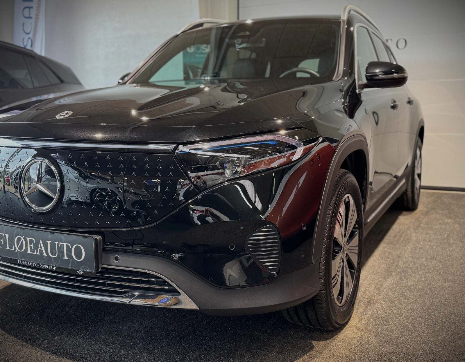 Sort Mercedes EQB350 fra 2024