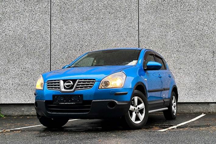 Blå Nissan Qashqai fra 2008 set udefra