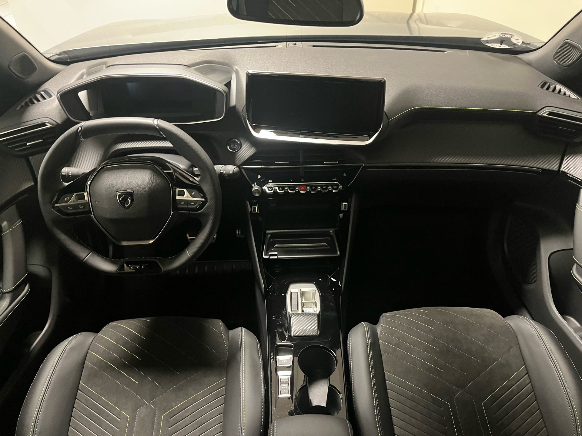 Grå Peugeot e-2008 fra 2025