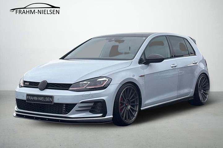 Grå VW Golf VII fra 2017 set udefra