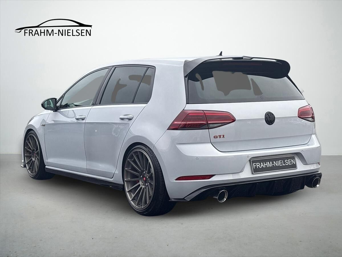 Grå VW Golf VII fra 2017