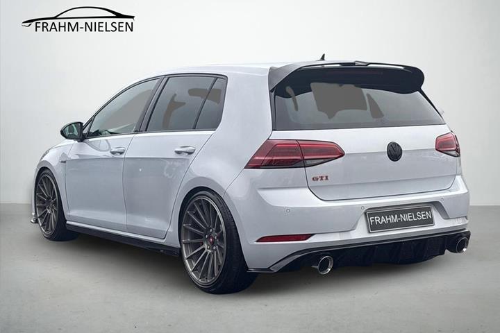 Grå VW Golf VII fra 2017