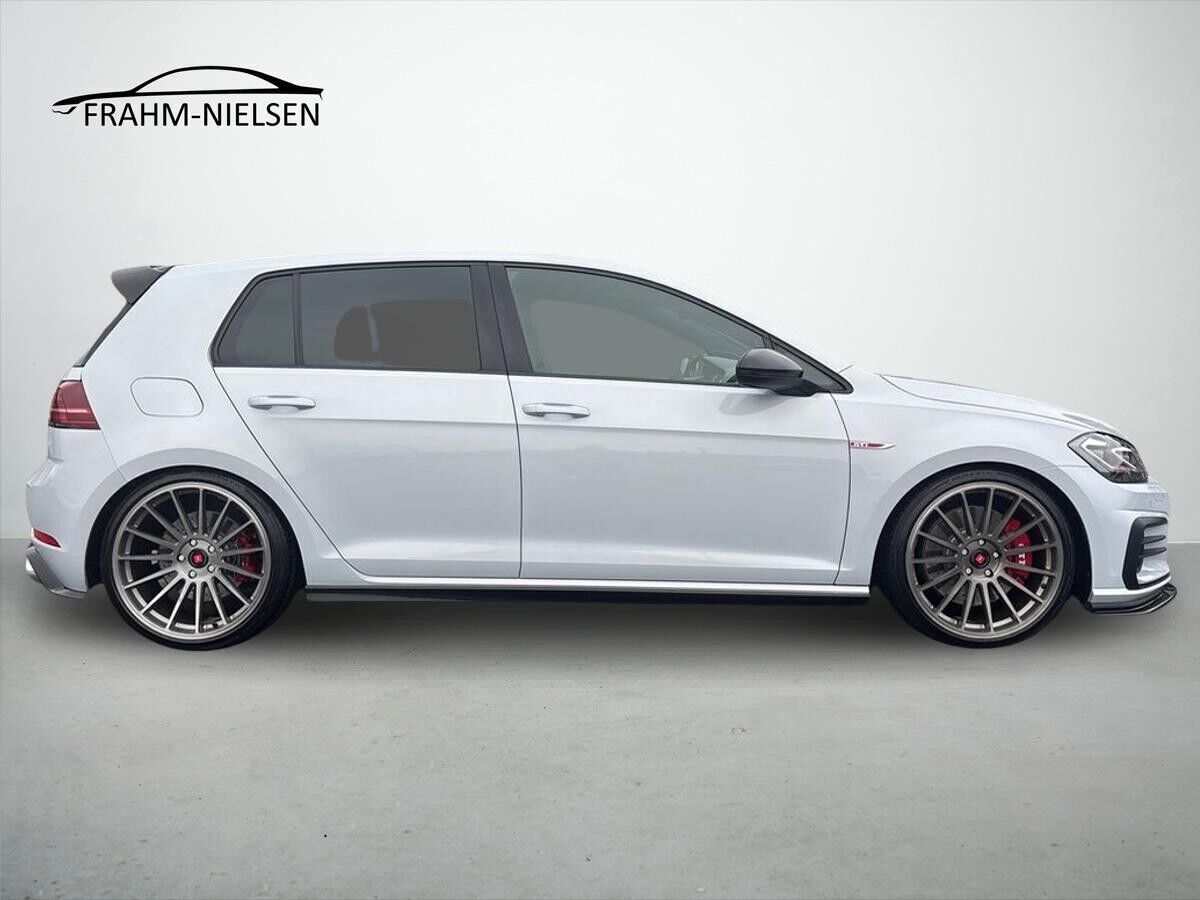 Grå VW Golf VII fra 2017