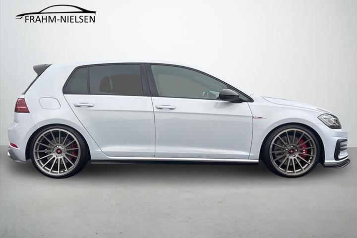 Grå VW Golf VII fra 2017