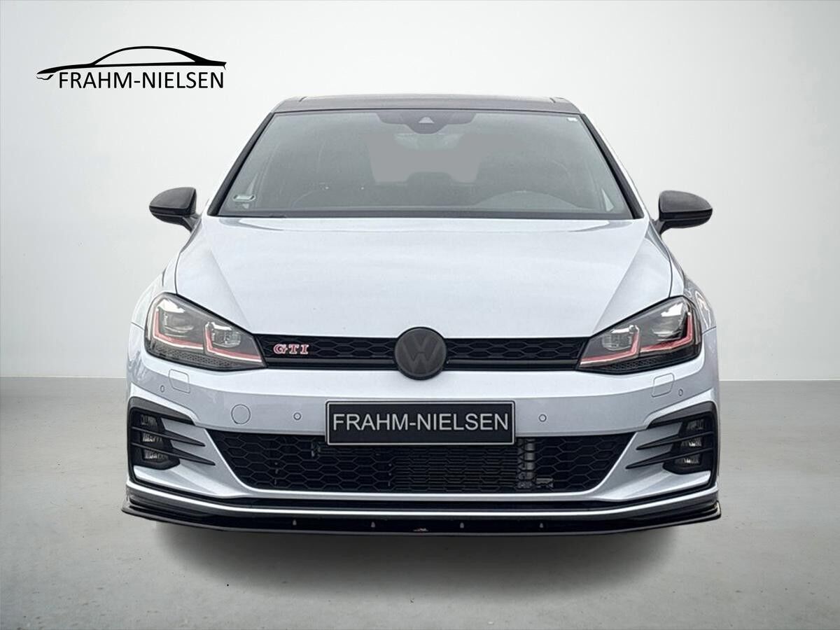 Grå VW Golf VII fra 2017