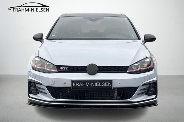 Grå VW Golf VII fra 2017