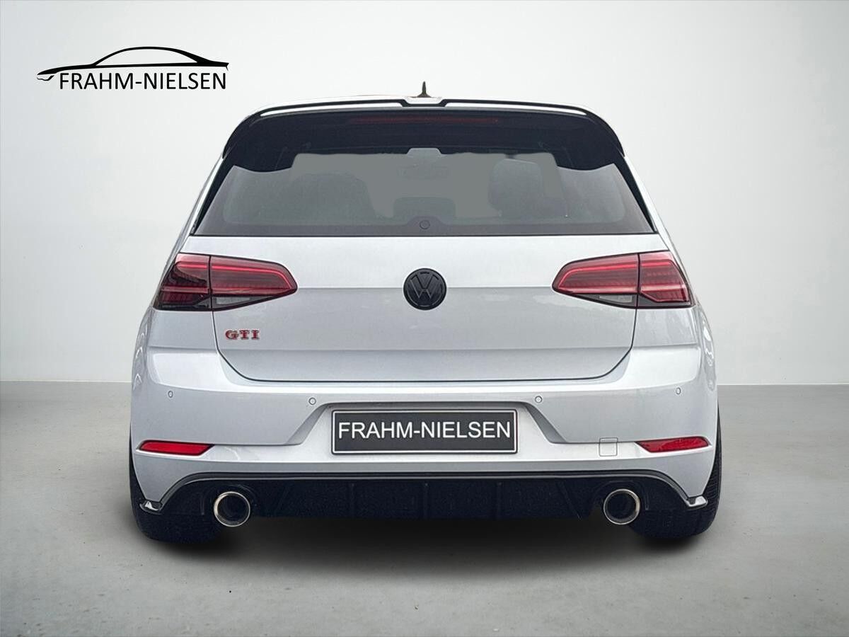 Grå VW Golf VII fra 2017
