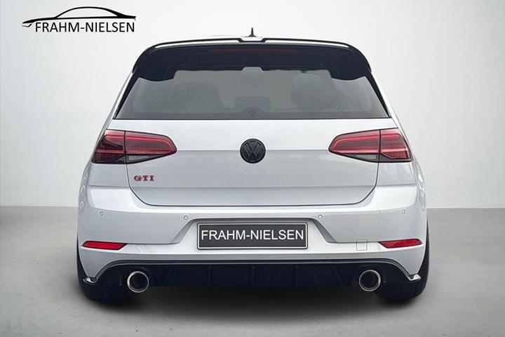 Grå VW Golf VII fra 2017
