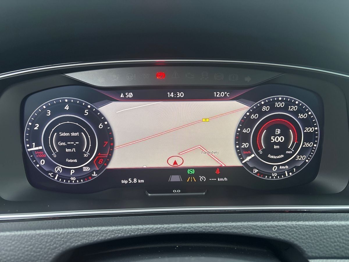 Grå VW Golf VII fra 2017