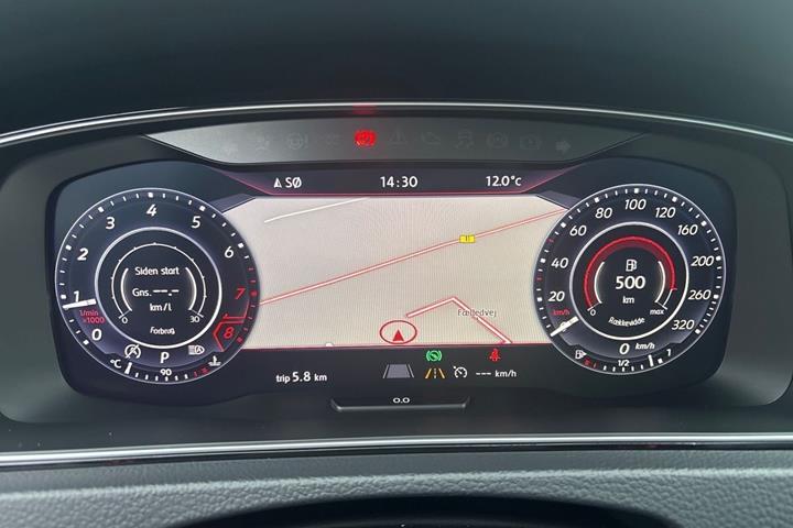 Grå VW Golf VII fra 2017
