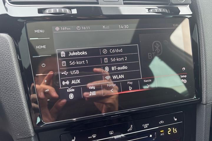 Grå VW Golf VII fra 2017