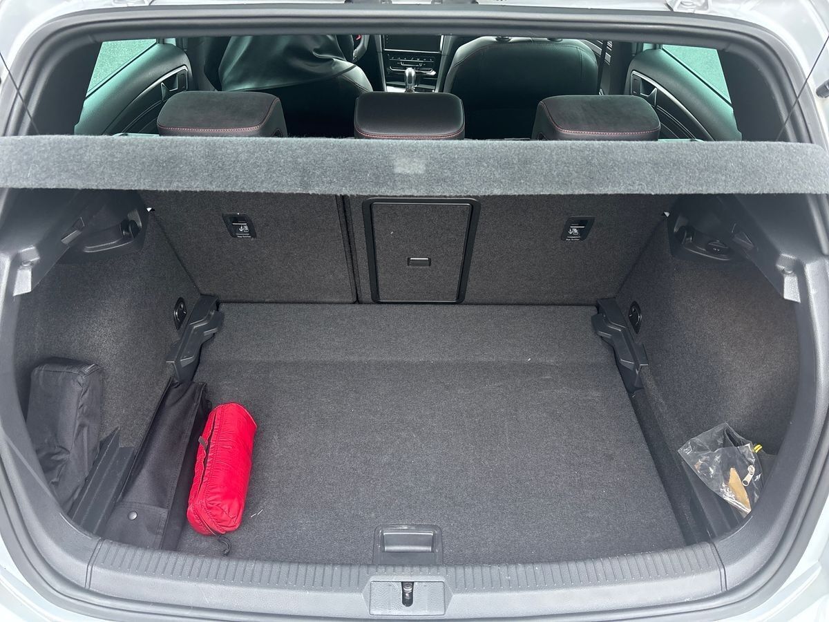 Grå VW Golf VII fra 2017