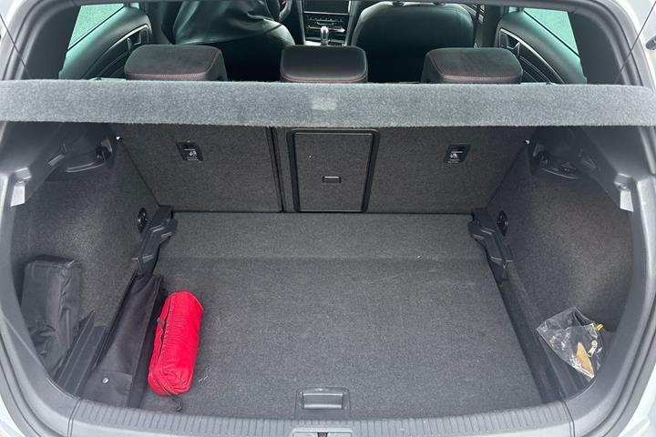 Grå VW Golf VII fra 2017