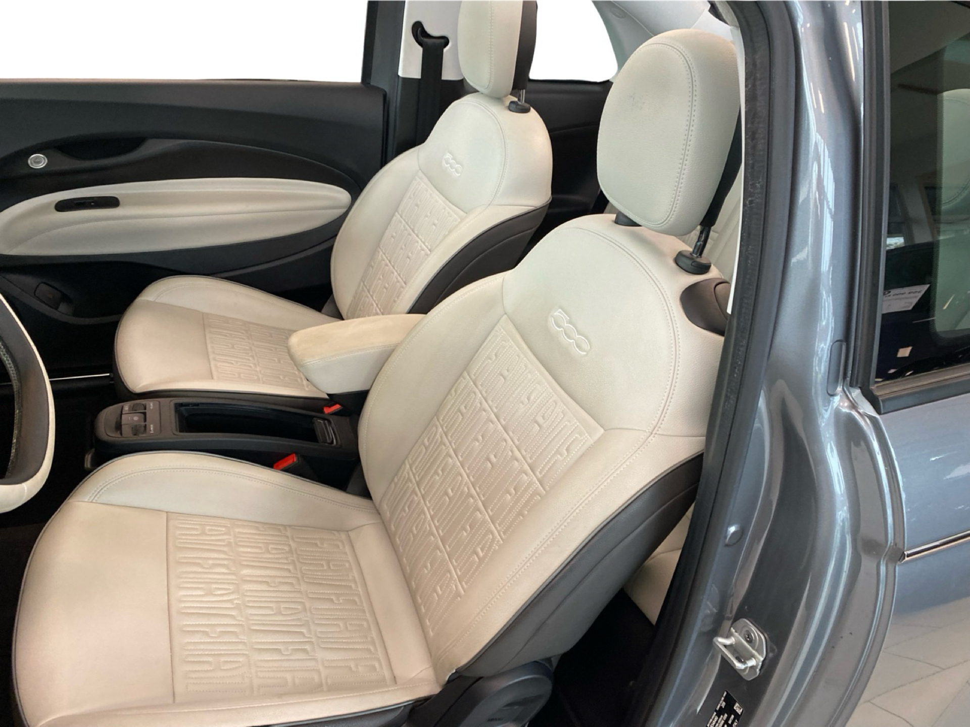 Grå Fiat 500e fra 2021