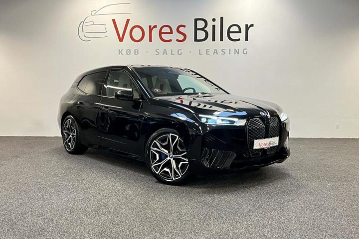 Sort BMW iX fra 2023 set udefra