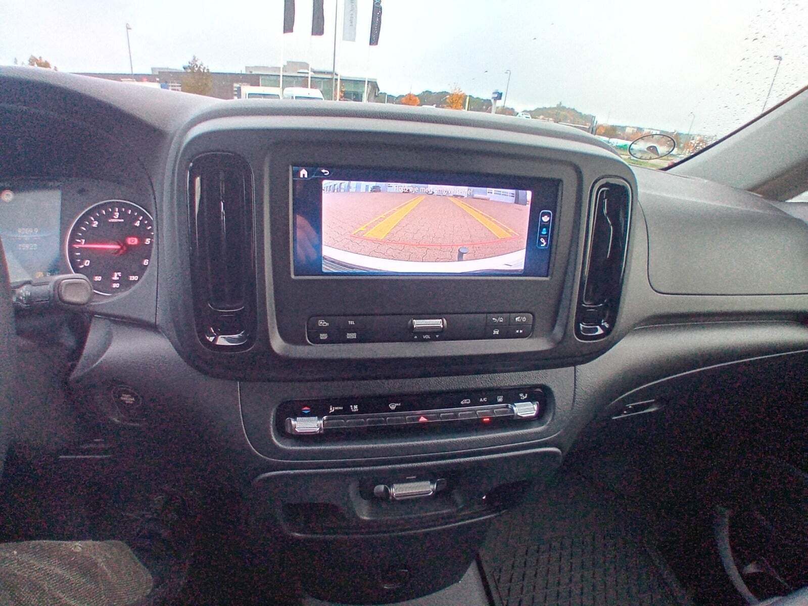 Hvid Mercedes Vito 114 fra 2024