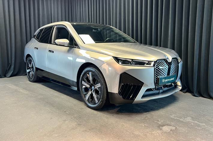 Grå BMW iX fra 2024 set udefra