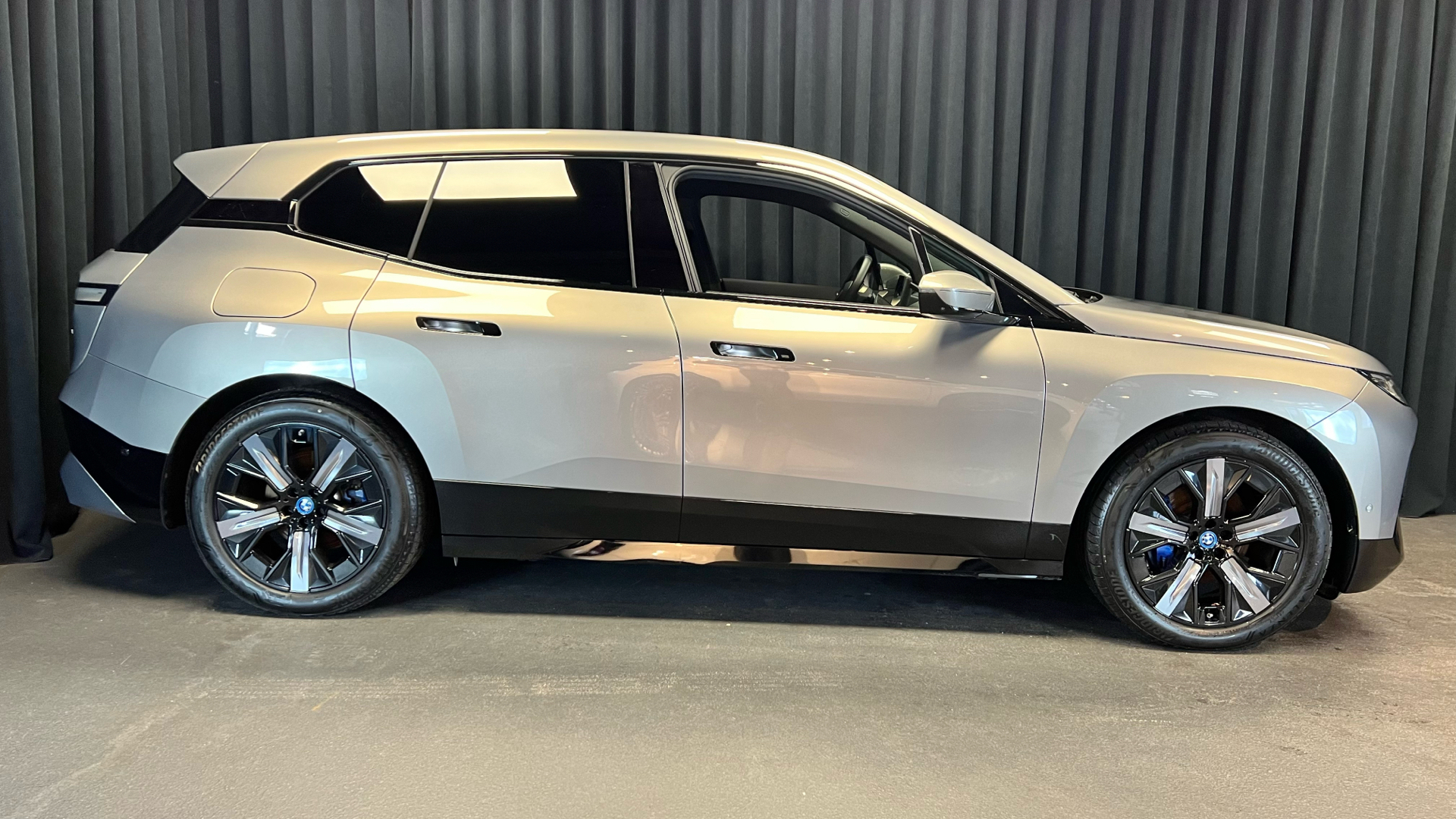 Grå BMW iX fra 2024