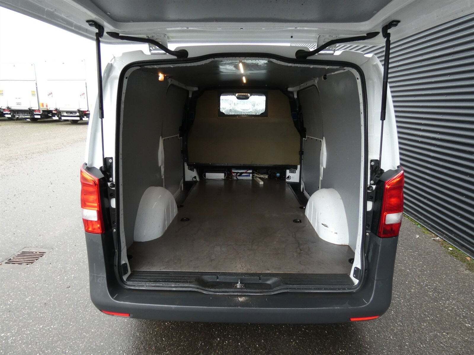 Hvid Mercedes Vito 114 fra 2019