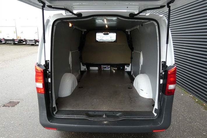 Hvid Mercedes Vito 114 fra 2019