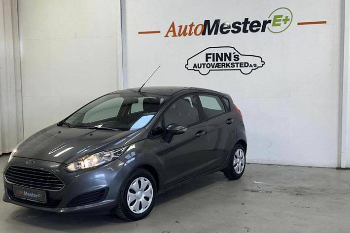 Grå Ford Fiesta fra 2015 set udefra