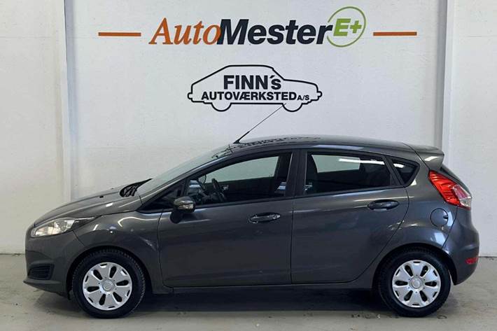 Grå Ford Fiesta fra 2015