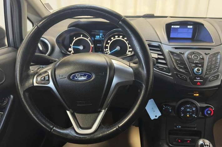 Grå Ford Fiesta fra 2015