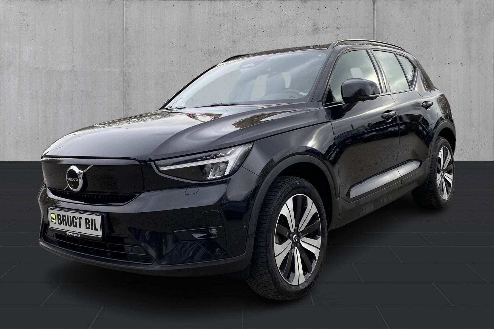 Sort Volvo XC40 fra 2023 set udefra