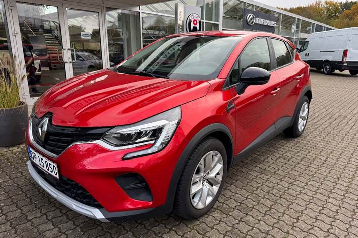 Rød Renault Captur fra 2021 set udefra