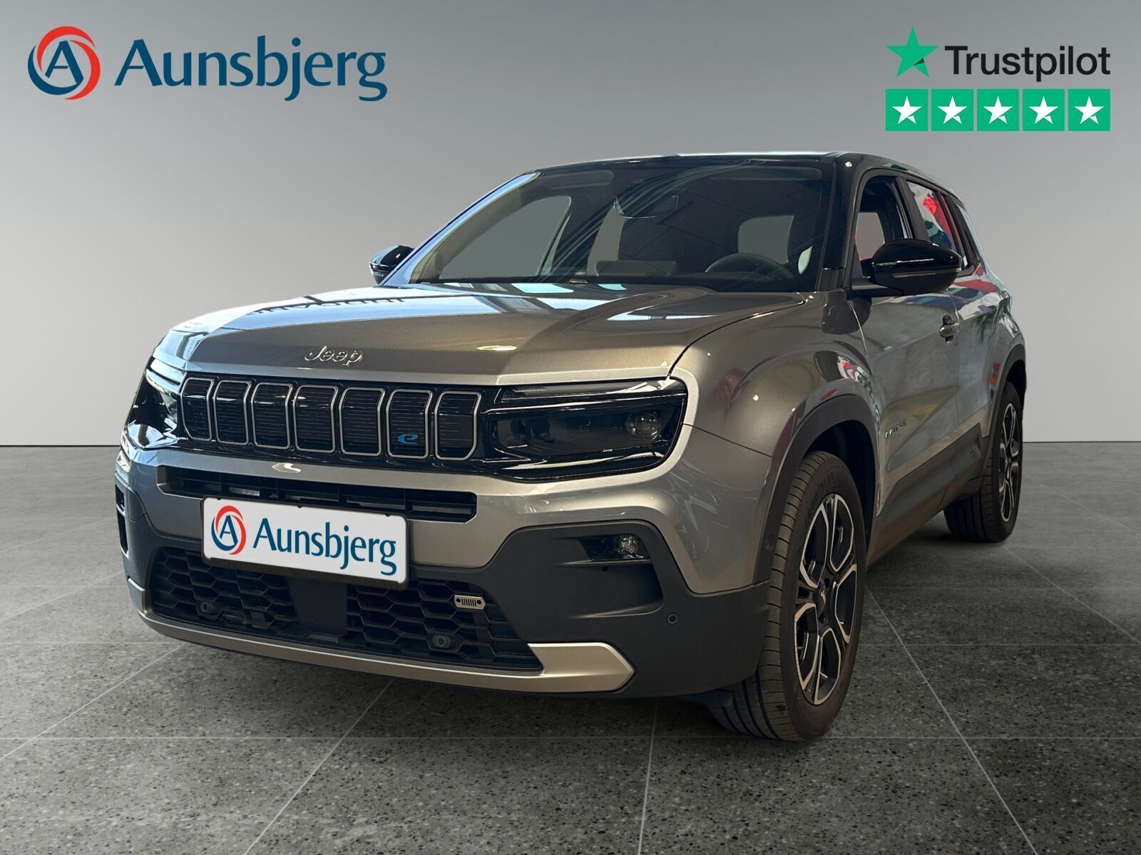 Grå Jeep Avenger fra 2023 set udefra
