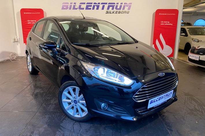 Sort Ford Fiesta fra 2015 set udefra