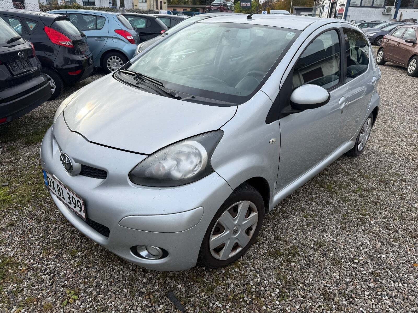 Sølv Toyota Aygo fra 2010 set udefra