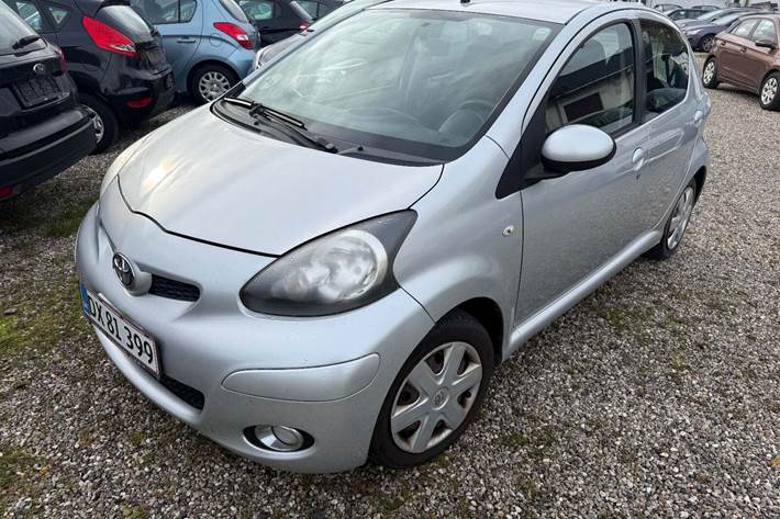 Sølv Toyota Aygo fra 2010 set udefra