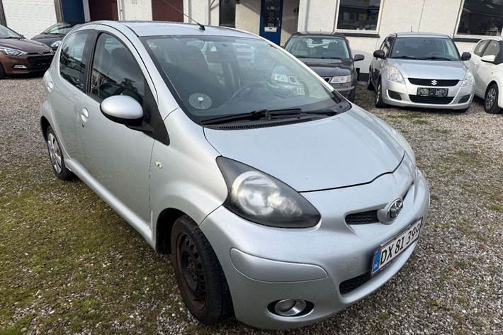 Sølv Toyota Aygo fra 2010