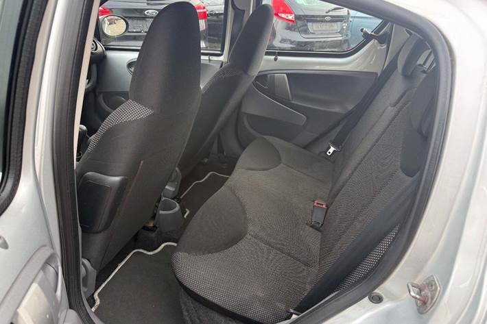 Sølv Toyota Aygo fra 2010