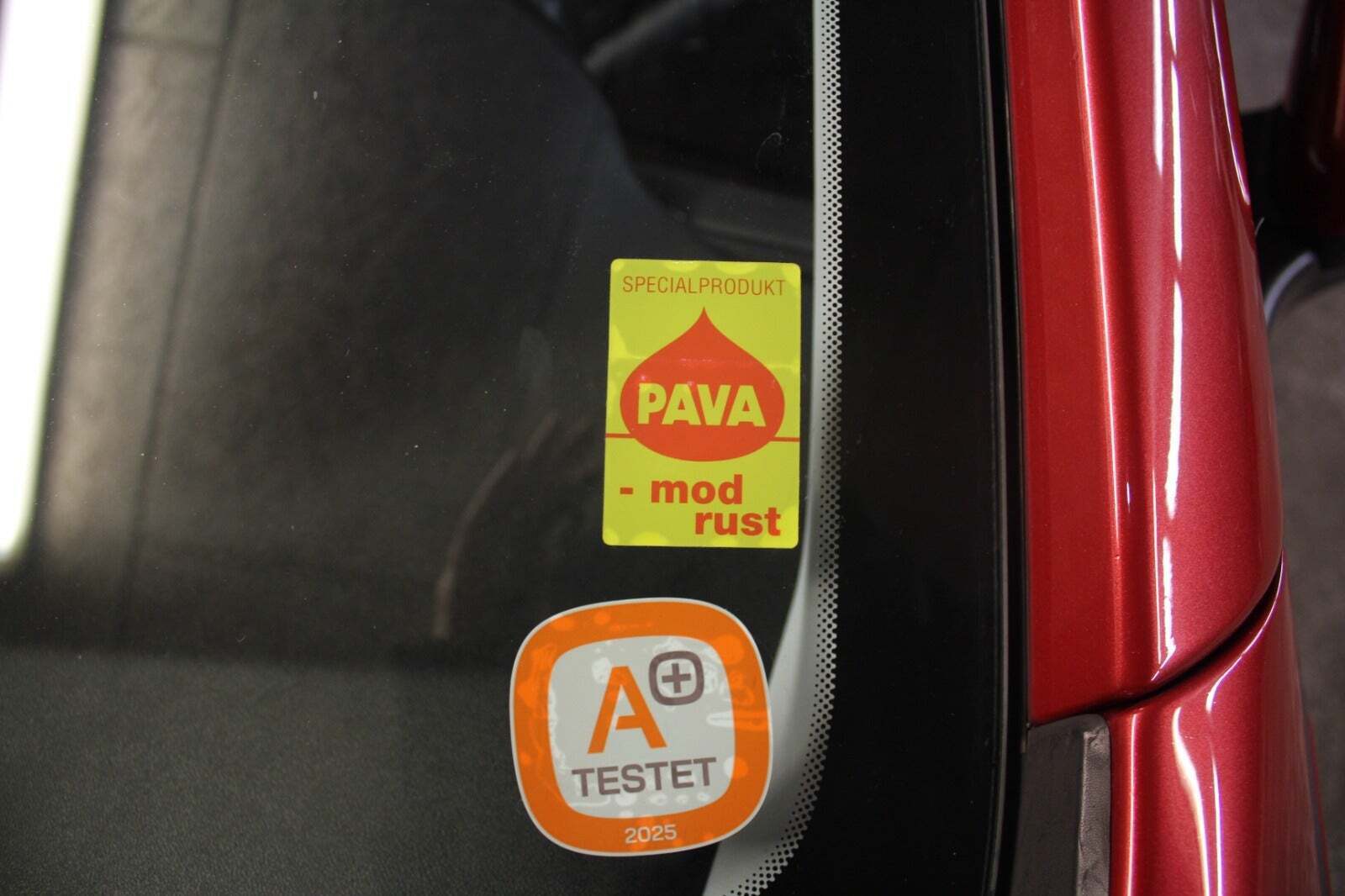 Rød Peugeot 208 fra 2014