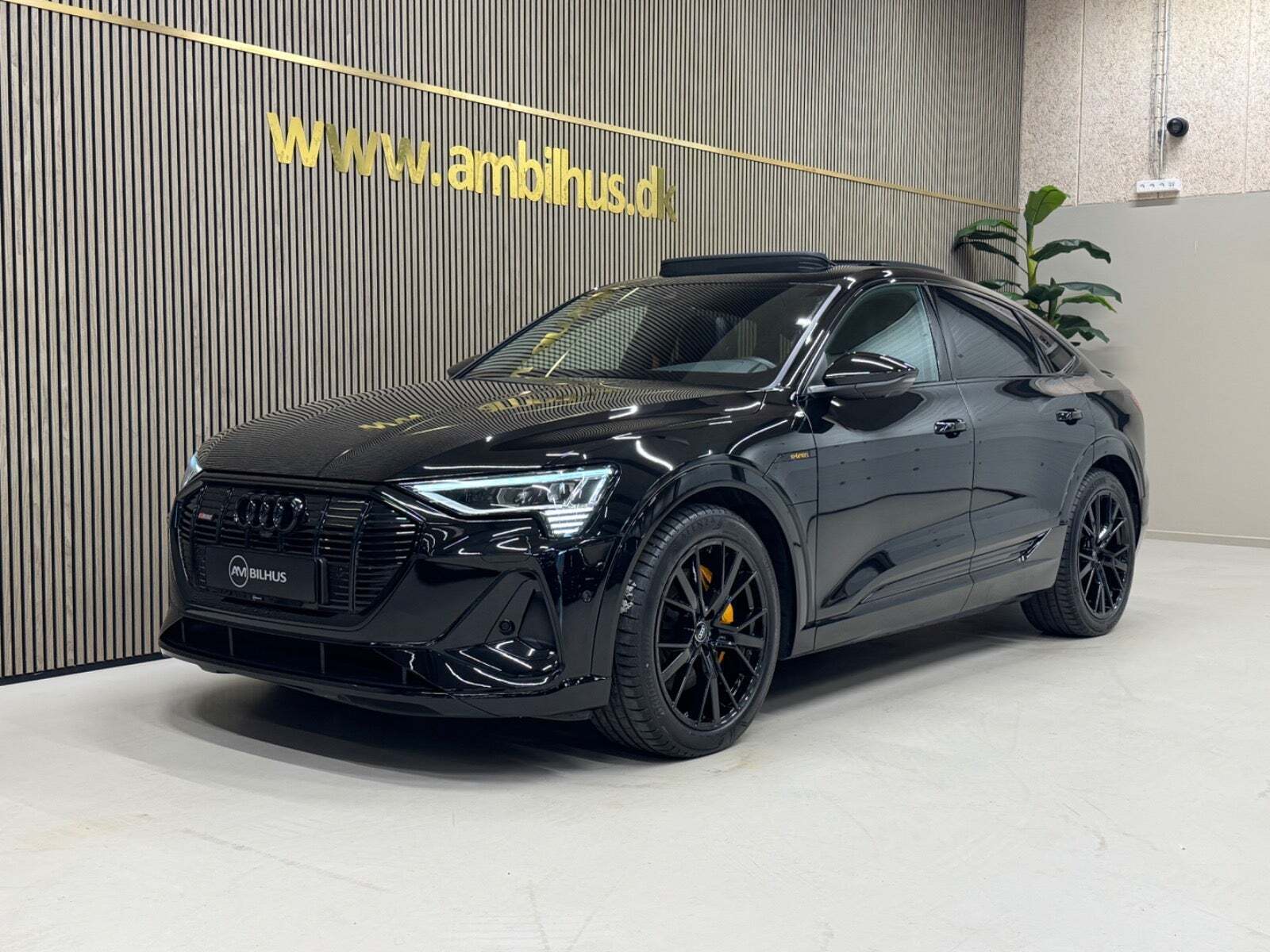 Sort Audi e-tron fra 2022 set udefra