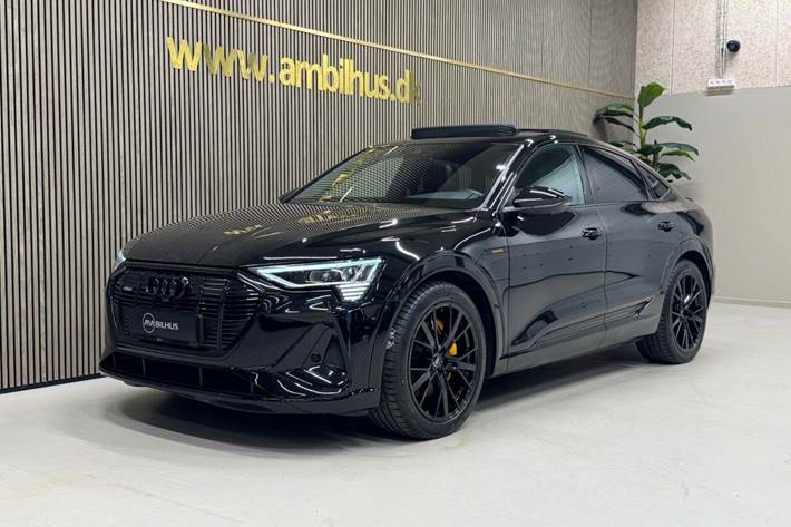 Sort Audi e-tron fra 2022 set udefra