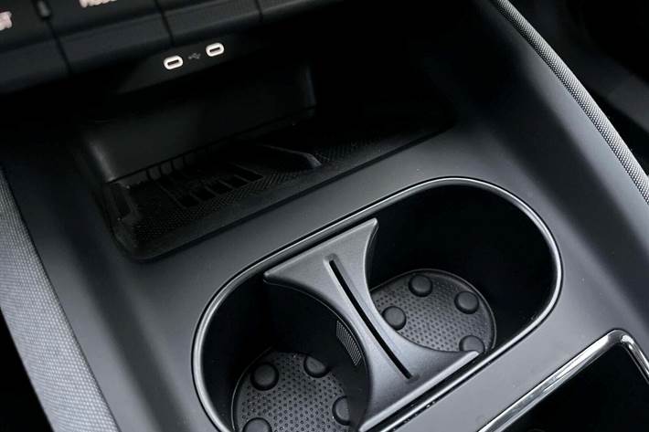 Hvid Skoda Enyaq fra 2025